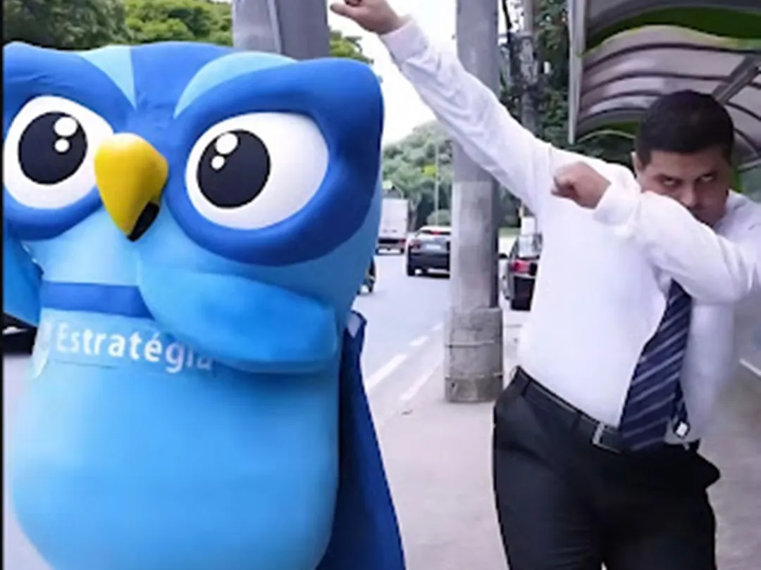Mascote do Estratégia na rua com os alunos