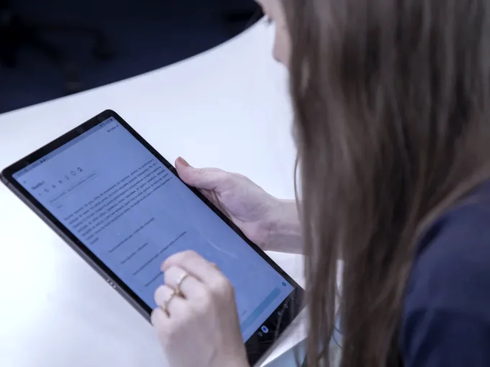 Estudante resolvendo questões no tablet